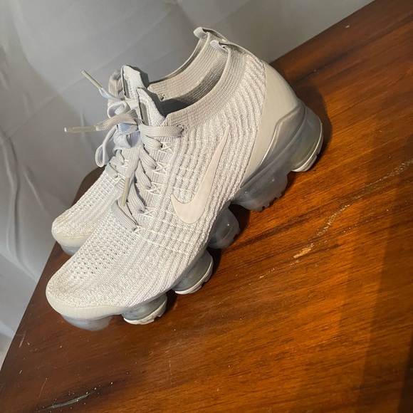 Nike Women’s Vapormax Flyknit 3 - Pure Platinum - Picture 2 of 4